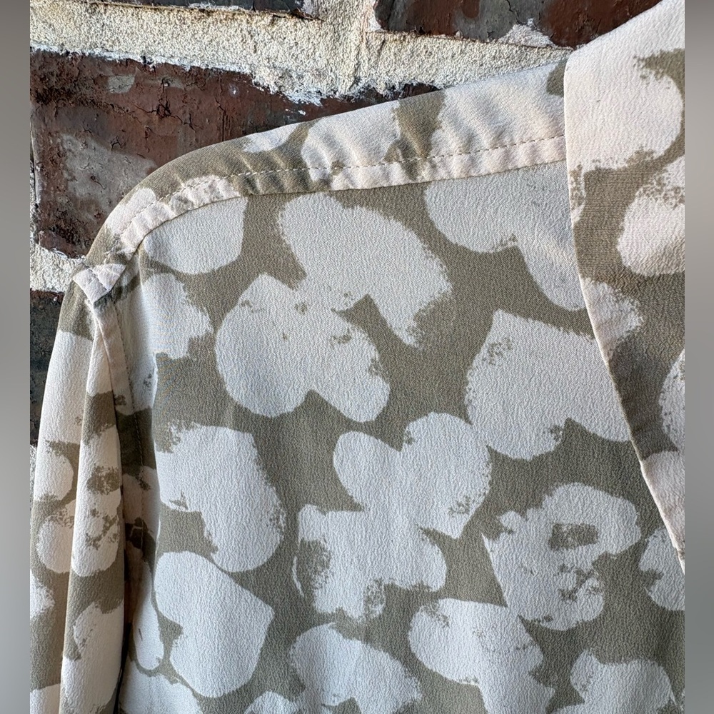 Equipment Femme Taupe Cream Heart Print Silk Blouse Size Medium - Picture 6 of 12